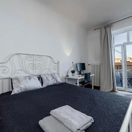 3br With Balcony - Views Апартаменти